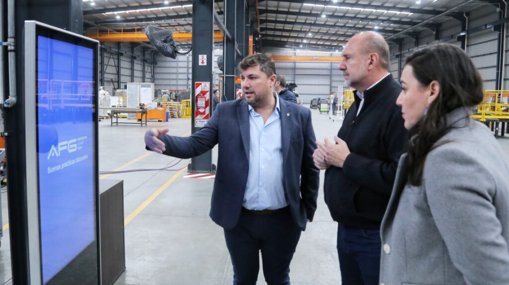 El gobernador Omar Perotti recorrió la empresa AFG Ingeniería, una compañía basada en la industria 4.0