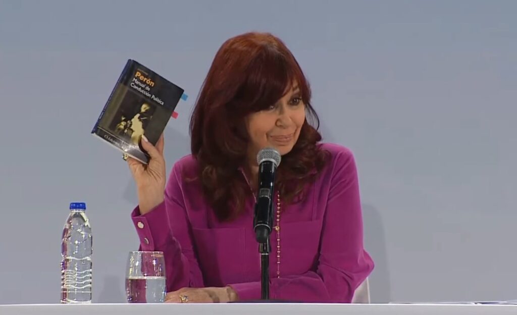 Cristina Kirchner le contestó a Alberto Fernández: “Perón cazó la lapicera y no la largó más”