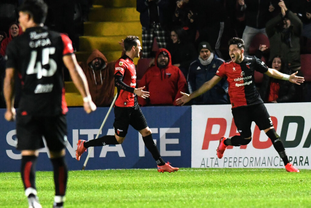 Colón se quedó con un triunfazo ante Vélez en Santa Fe