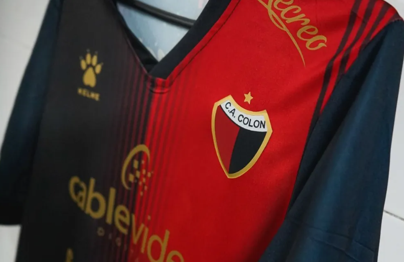 Qué dijo Kelme tras el insólito error en la camiseta que usó Colón frente a Gimnasia