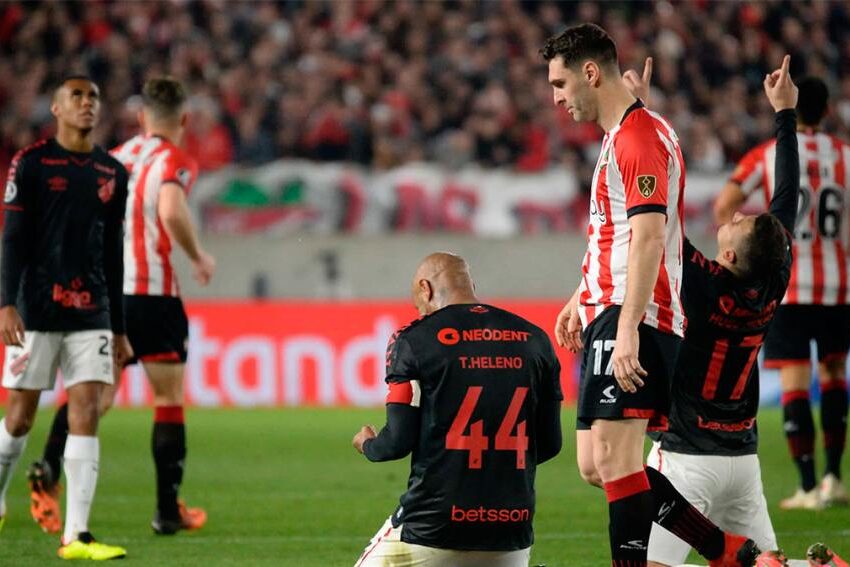 En un final polémico, Estudiantes perdió sobre la hora y se despidió de la Copa Libertadores