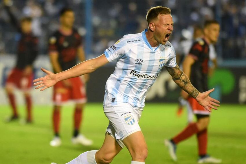 Atlético Tucumán goleó a Barracas Central y se escapó en lo más alto de la Liga Profesional