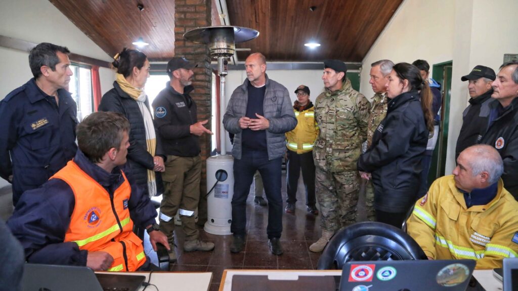 Perotti visitó la base operativa de los brigadistas que combaten los incendios en las islas del Delta del Paraná