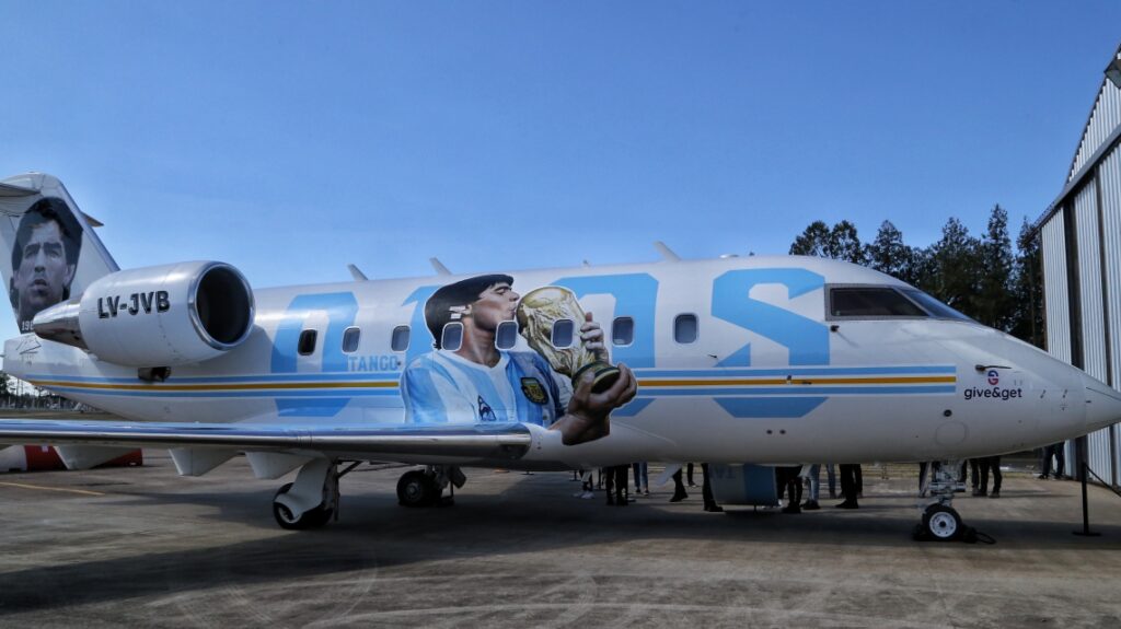 El avión “Tango D10S” que homenajea a Maradona puede visitarse en Rosario