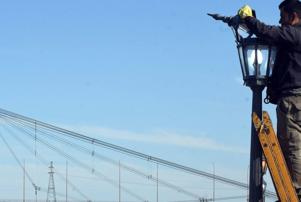 El plan de iluminación avanza en la Costanera Oeste