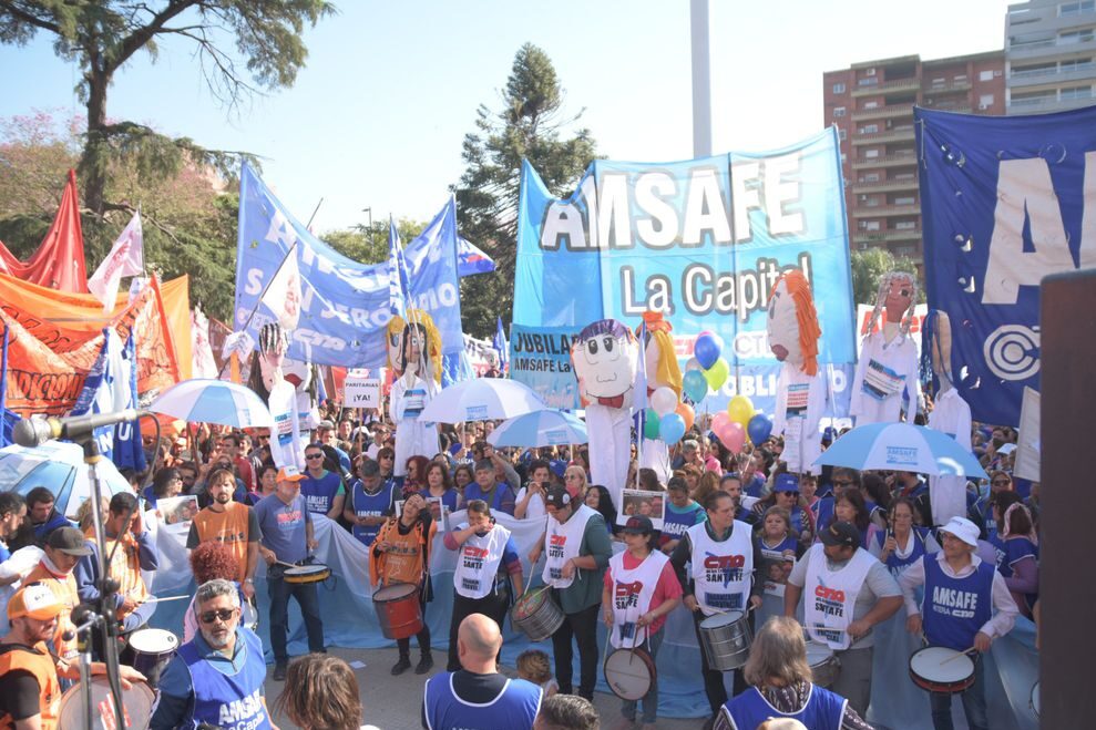 El Gobierno confirmó que descontará los días a médicos, docentes y estatales