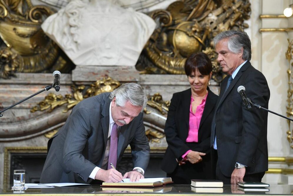 Alberto Fernández le tomó juramento a Mercedes Marcó del Pont