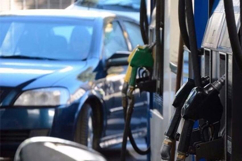 El gobierno estudia autorizar un aumento en el precio de los combustibles