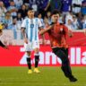 Fanáticos invadieron la cancha en busca de Lionel Messi y pusieron en alerta a la seguridad