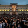 Una multitud llora la muerte de la Reina Isabel II en las puertas del Palacio de Buckingham