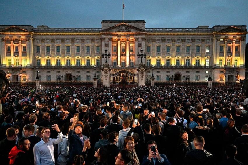 Una multitud llora la muerte de la Reina Isabel II en las puertas del Palacio de Buckingham