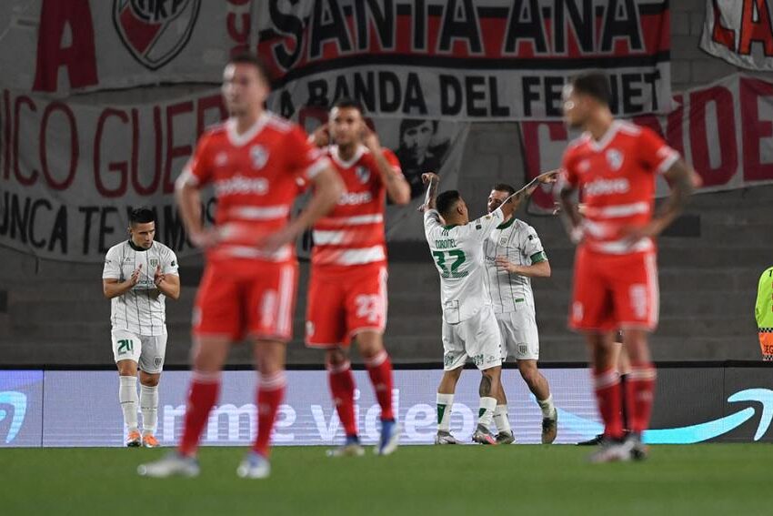 River sufrió otro duro golpe ante Banfield y se aleja de la lucha por el título