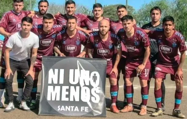 Repudiaron una bandera con “Ni uno Menos” del equipo de fútbol masculino de El Cadi