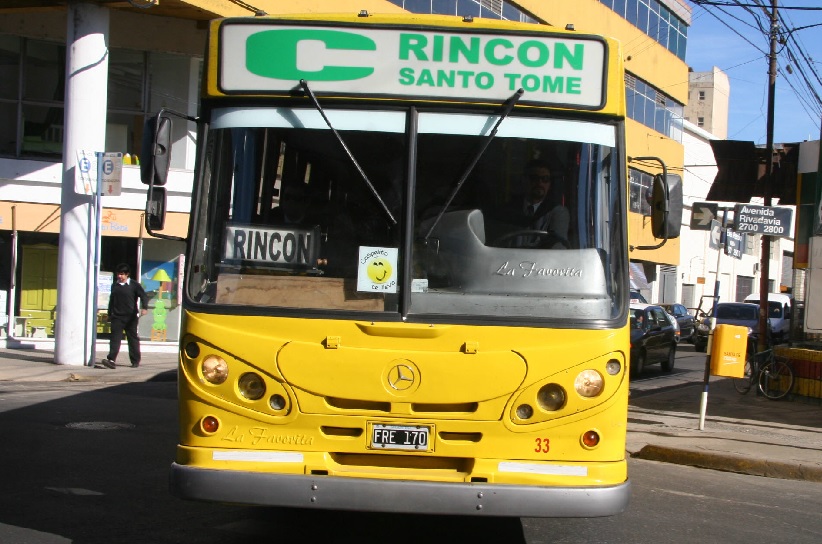 El gobierno de Perotti autorizó una suba del 25% en el precio del boleto de colectivos interurbanos