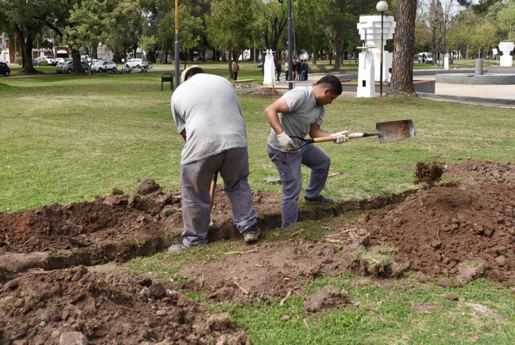 El municipio coloca 30 nuevas columnas de iluminación en el Parque Garay