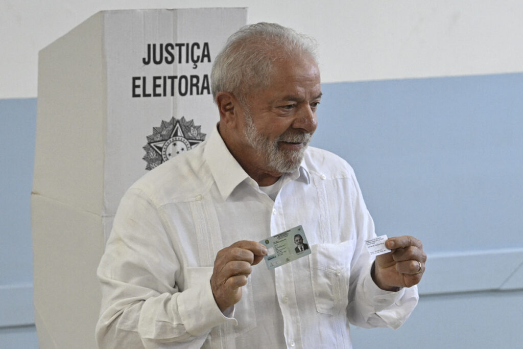 Votó Lula da Silva y se mostró esperanzado en vencer a Jair Bolsonaro