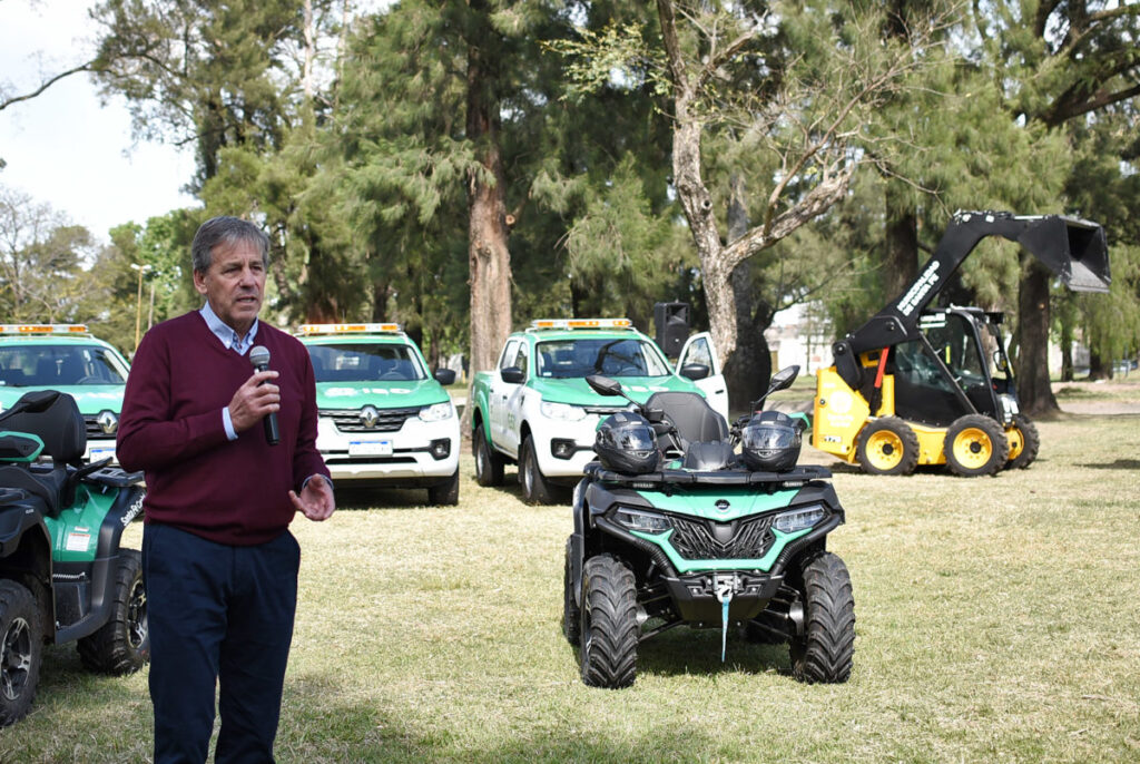 Jatón sumó nuevas camionetas, máquinas viales y equipamiento para la municipalidad