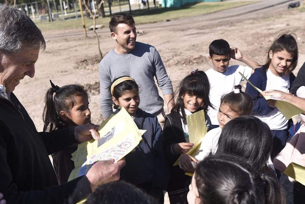 Se plantaron 50 árboles en un espacio recuperado del Parque Garay