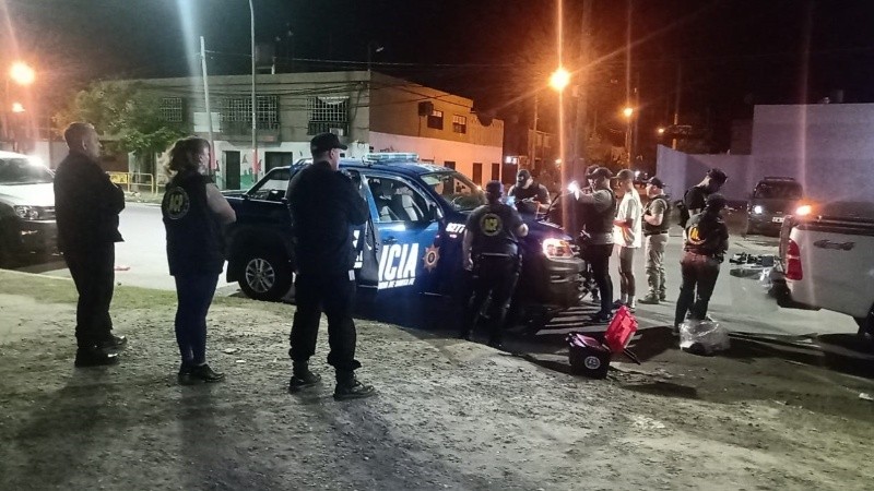 Dos policías detenidos por recibir coimas de una facción de Los Monos en Rosario