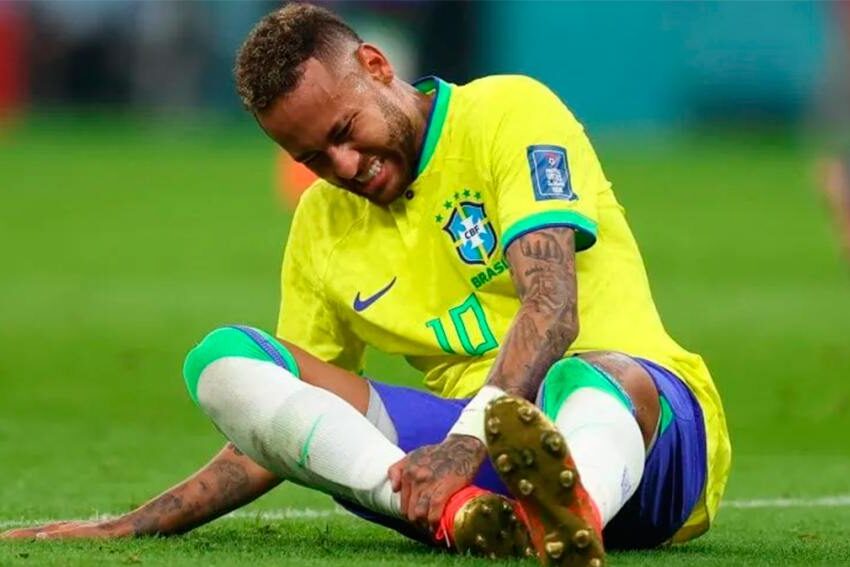 “Neymar tuvo un esguince de tobillo derecho”, informó el médico de Brasil