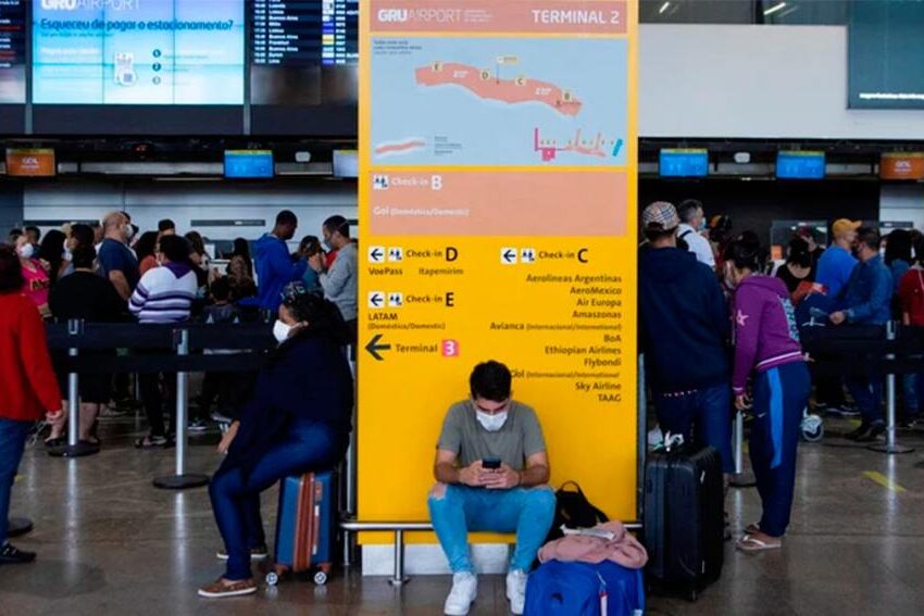 Brasil: por rebrote de COVID-19 se volvió a imponer el uso de mascarillas en aeropuertos y aviones