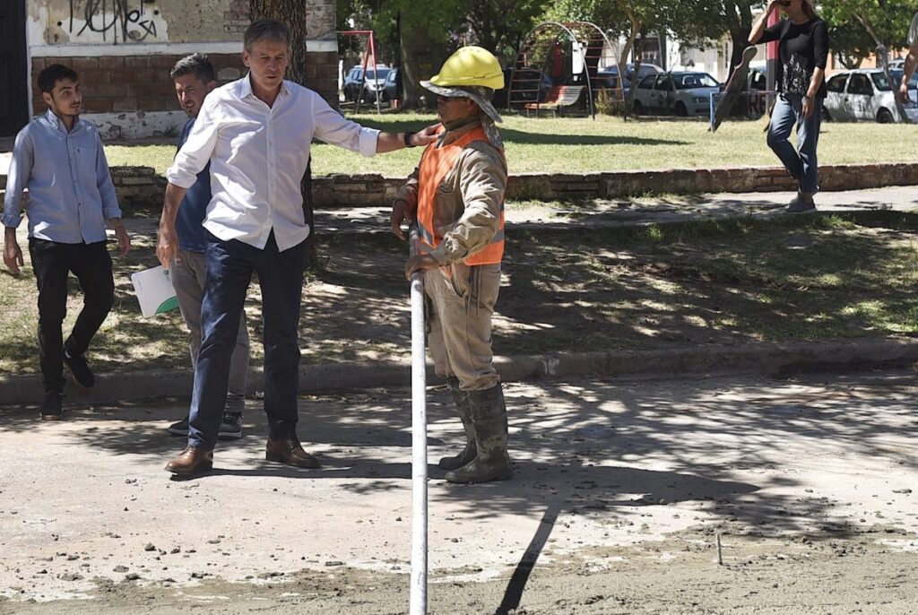 Reparan baches históricos en barrio Centenario