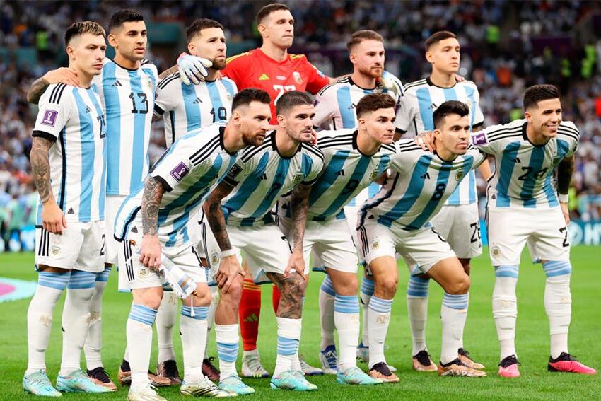 Como en el 78′ y 86′: Argentina jugará la final frente a Francia con la camiseta celeste y blanca