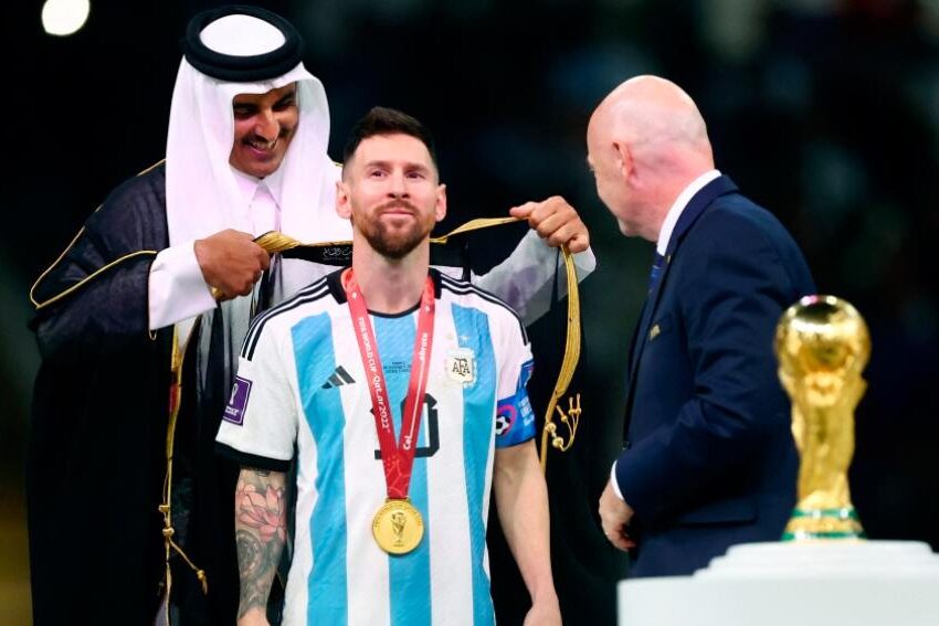 Que es el “bisht”, la túnica que se puso Messi al levantar la Copa del Mundo