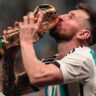 La foto que el planeta esperaba: Messi con la Copa del Mundo