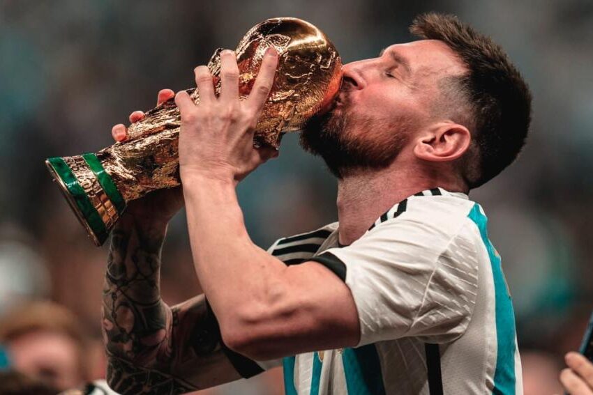 La foto que el planeta esperaba: Messi con la Copa del Mundo