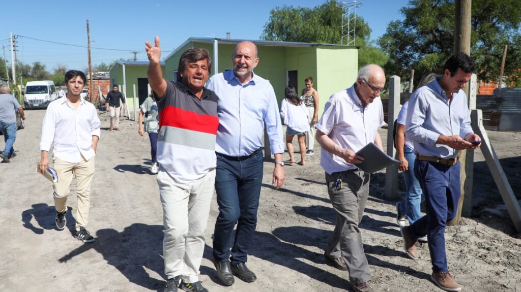 Perotti recorrió las obras de construcción de viviendas en barrios de la ciudad de Santa Fe