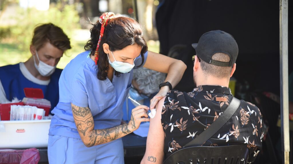 Salud dispuso vacunatorios móviles para colocar dosis de refuerzo para Covid 19 en Santa Fe