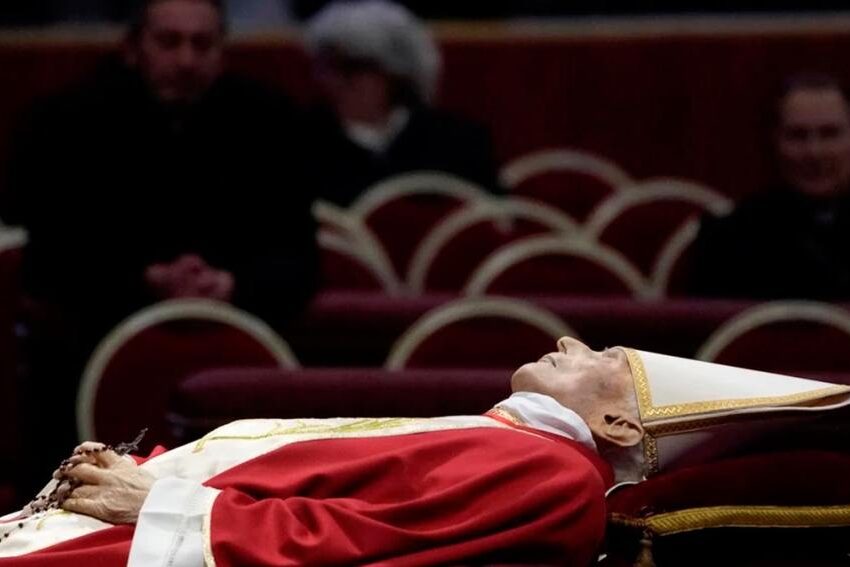 Miles de fieles despiden al papa emérito en la basílica de San Pedro