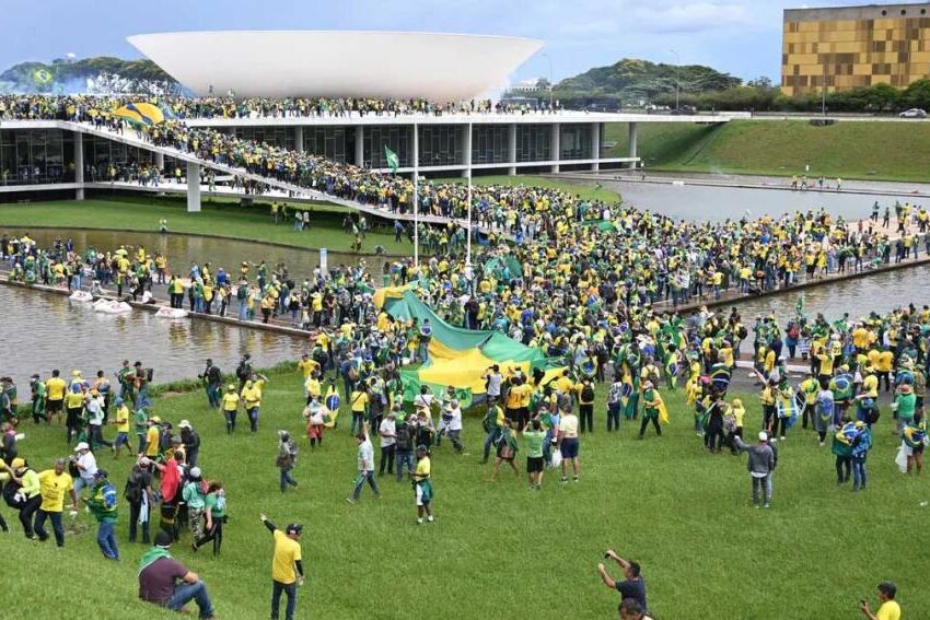 Tensión en Brasil: seguidores de Jair Bolsonaro tomaron el Congreso, entraron a la Corte y al palacio de Planalto