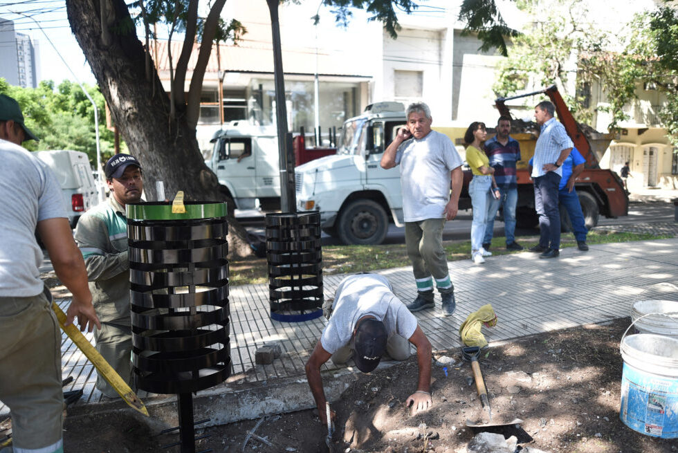 La Municipalidad efectúa el recambio de cestos de basura sobre bulevar