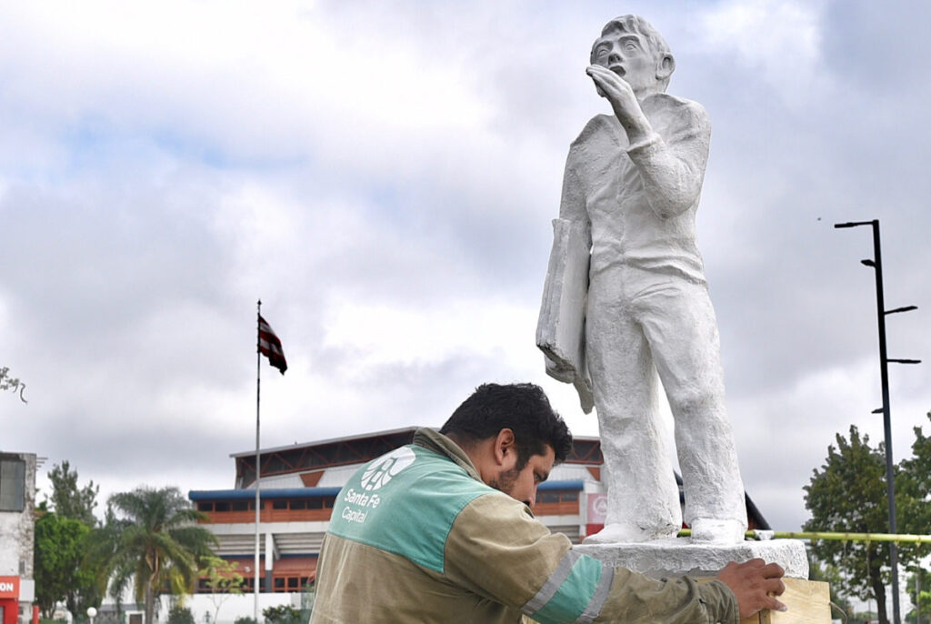 La Municipalidad restauró la escultura en homenaje al canillita