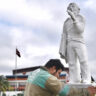 La Municipalidad restauró la escultura en homenaje al canillita