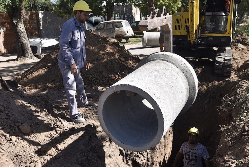 Trabajos municipales en desagües pluviales de barrio Cabal