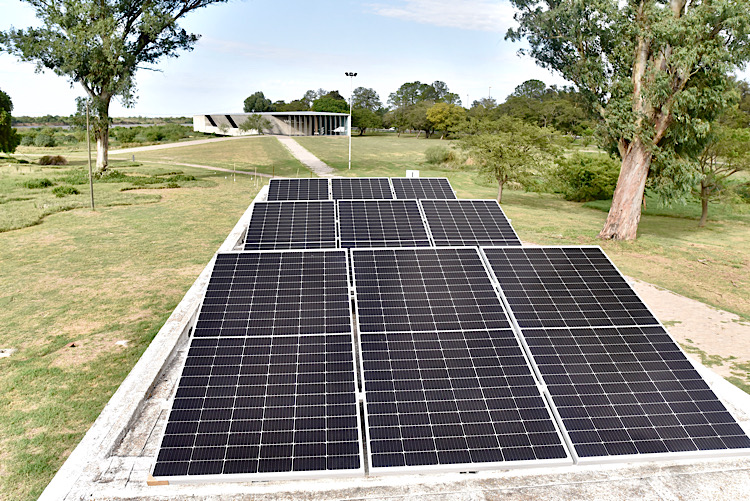 La Municipalidad instala paneles solares en el Parque de la Constitución