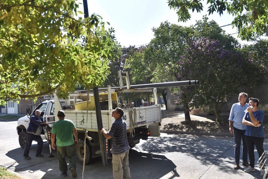 Continúa la instalación de luces led en Villa María Selva