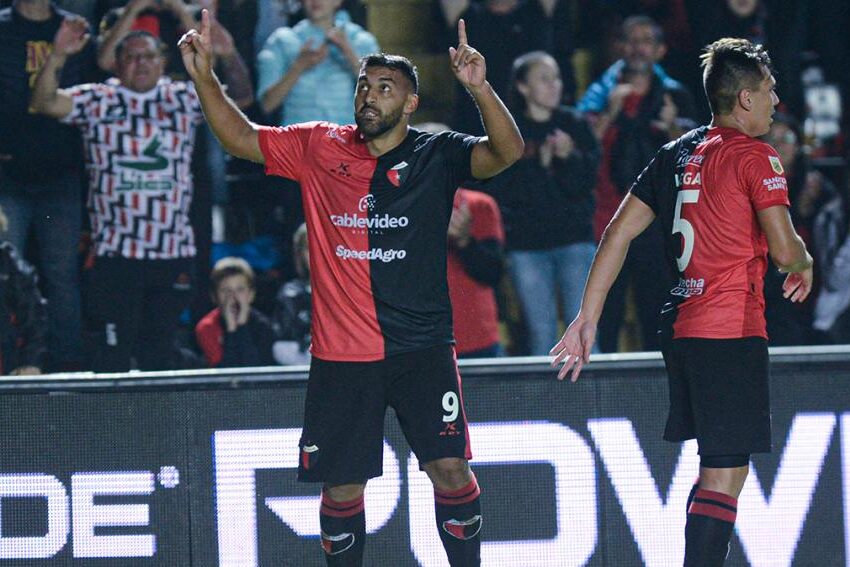 Colón festejó ante Vélez con un doblete de Wanchope Ábila