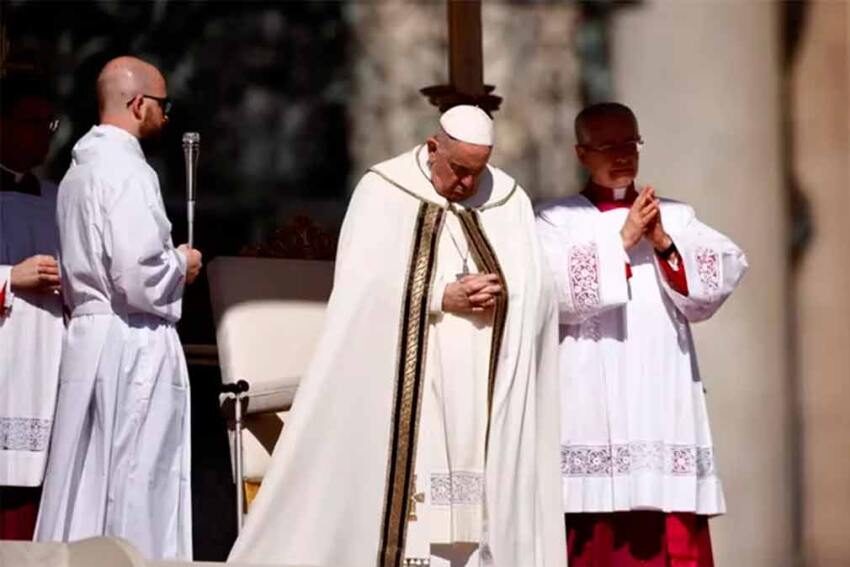 Francisco encabezó la misa de Pascua e invitó a “redescubrir la memoria que regenera la esperanza”