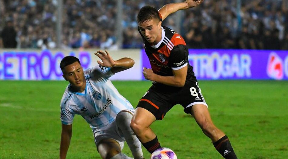 River, con un hombre menos, rescató un valioso empate ante Atlético Tucumán