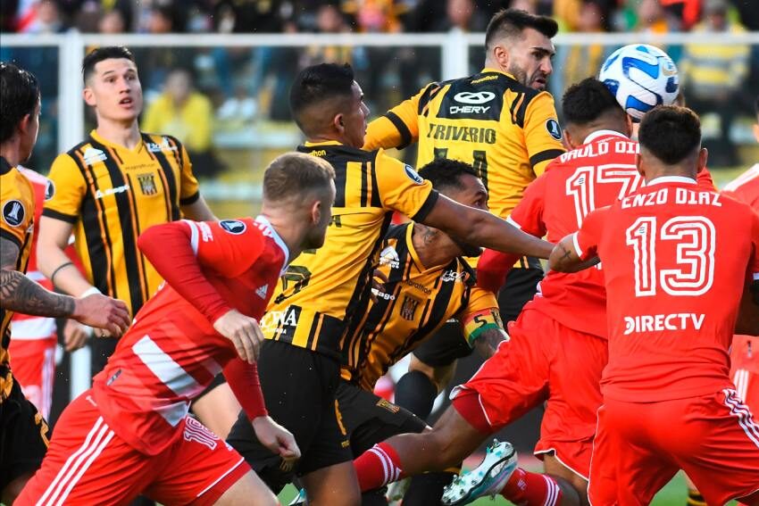 River la pasó mal en la altura de La Paz y perdió ante The Strongest en su debut en la Copa Libertadores