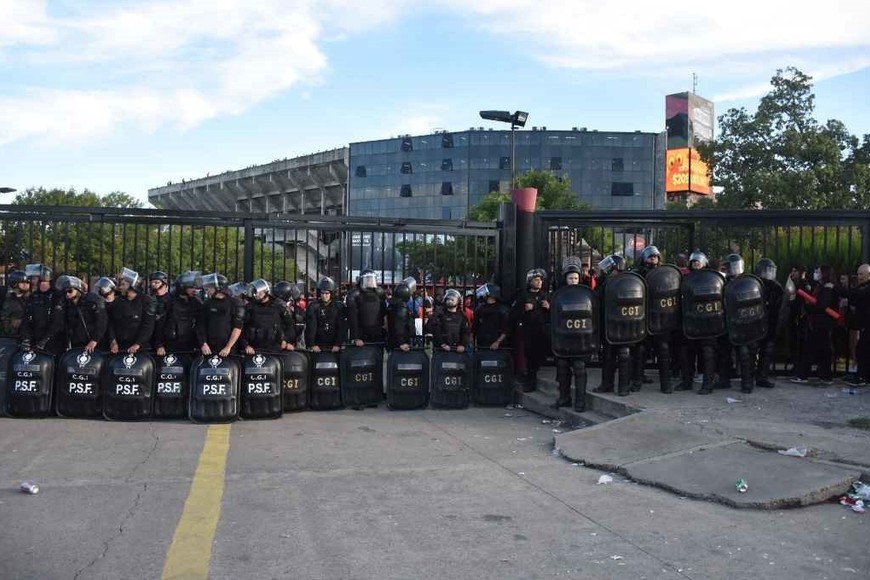 Casi 400 policías se afectarán al partido entre Colón y Vélez