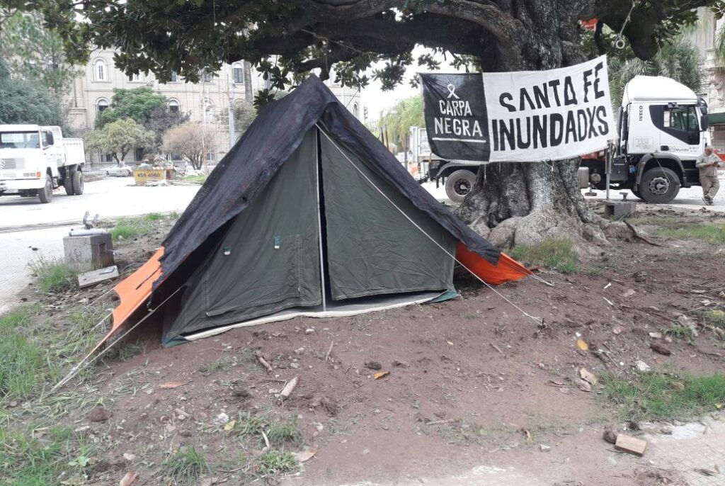 La carpa negra vuelve a visibilizar el pedido de justicia tras 20 años de la inundación de Santa Fe