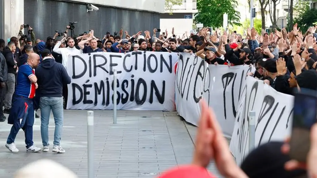 Los hinchas del PSG protestaron contra Messi y la dirigencia