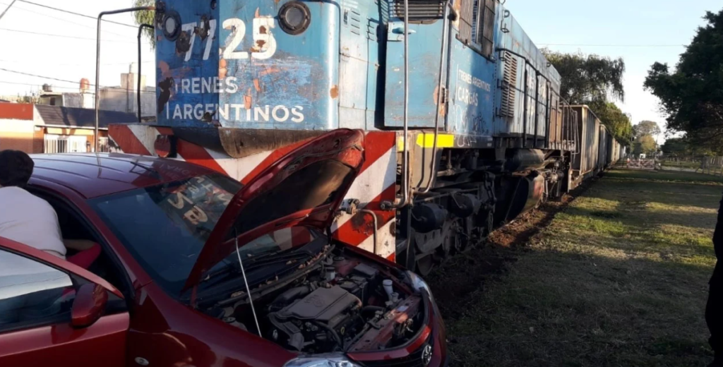 Rescatan a una mujer atrapada en un auto tras ser embestida por un tren