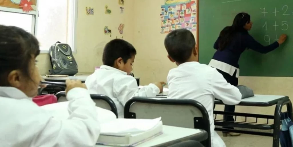 Desde este martes se dará una hora más de clases en las primarias santafesinas