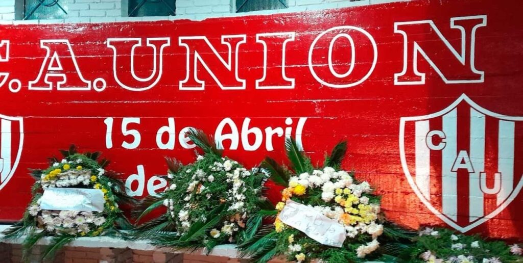 Dejaron coronas de flores en el club Unión